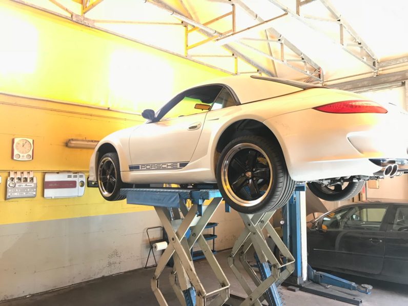 Porsche sollevata in officina